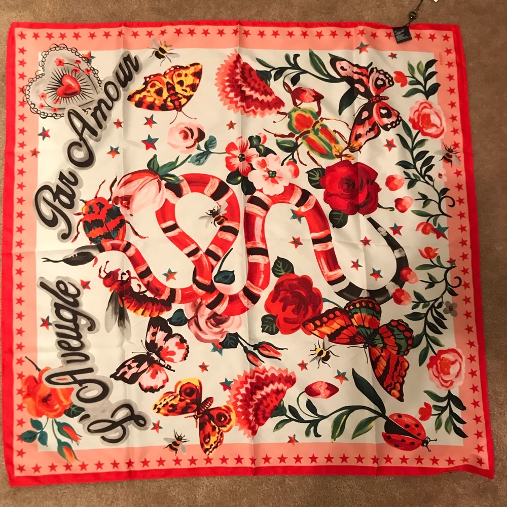 Cute scarf with tags